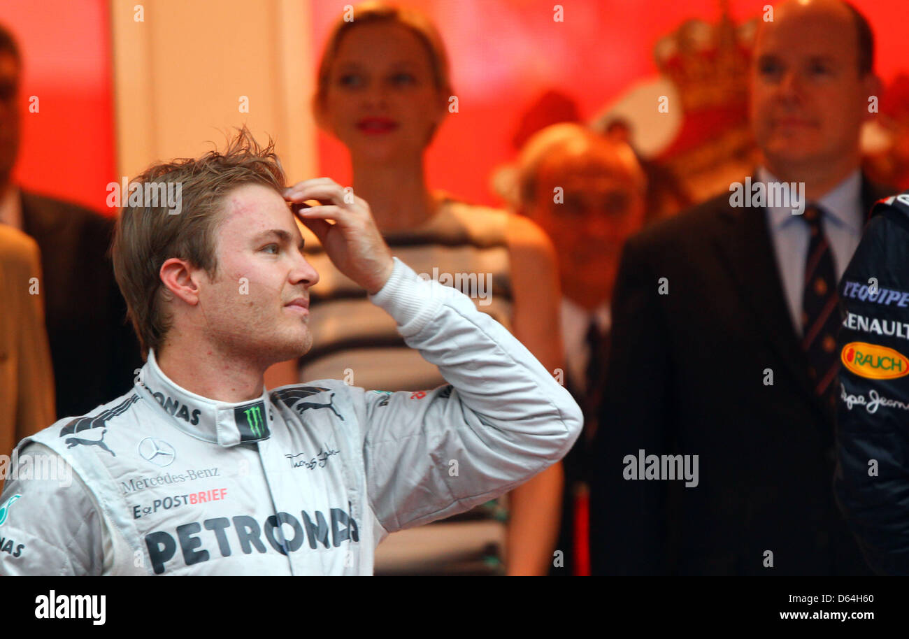 L'allemand pilote de Formule 1 Nico Rosberg Mercedes AMG de vu en face du Prince Albert II de Monaco et de l'épouse, la Princesse Charlene, après la 2012 Monaco Grand Prix de Formule 1 au circuit de Monte Carlo à Monaco, 27 mai 2012. Photo : Jens Buettner Banque D'Images