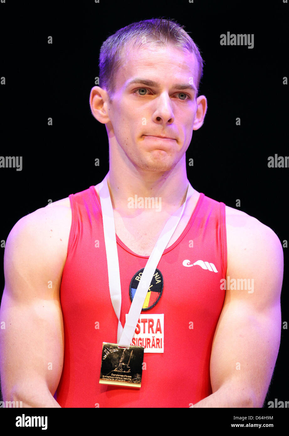 Vault Flavius Koczi gagnant de la médaille d'or de la Roumanie célèbre au cours de cérémonie des médailles après la gymnastique artistique masculine aux Championnats d'Europe à Montpellier, France, 27 mai 2012. Photo : Friso Gentsch dpa Banque D'Images