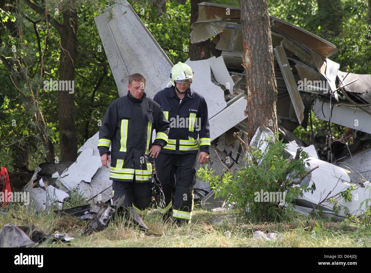 Morceaux de l'écrasement d'avion Suisse sont représentés dans une forêt près de l'aéroport à Soltau, Allemagne, 28 mai 2012. Deux personnes ont été tuées dans l'accident, deux autres personnes ont été blessées. L'avion qui s'est écrasé était un avion à moteur à deux, de type DA 42 par Diamond Aircraft. Photo : MICHAEL-GUENTHER BOELSCHE Banque D'Images