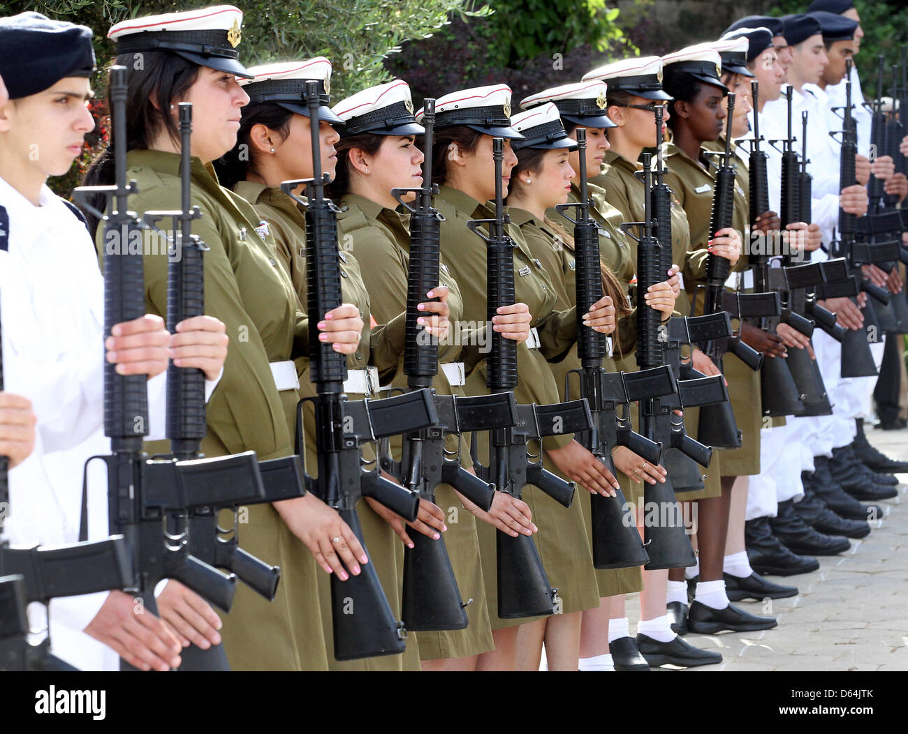 Les hommes et les soldats de l'armée israélienne pour attendre l'arrivée de président allemand Joachim Gauck à Jérusalem, Israël, le 29 mai 2012. Le chef de l'Etat allemand va rester en Israël et les zones autonomes palestiniennes pendant plusieurs jours. Photo : WOLGFANG KUMM Banque D'Images