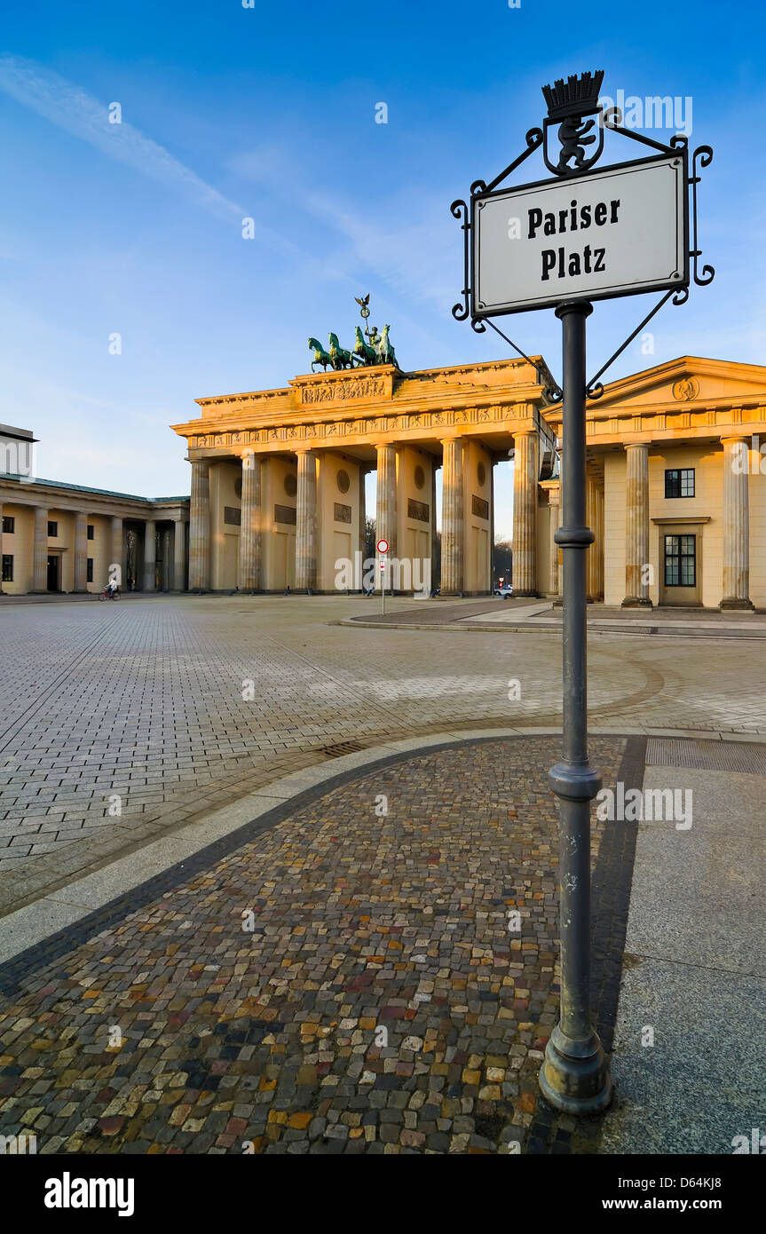 Pariser Platz et Brandenburger Tor (Porte de Brandebourg) à Berlin, Allemagne, à sunsrise Banque D'Images