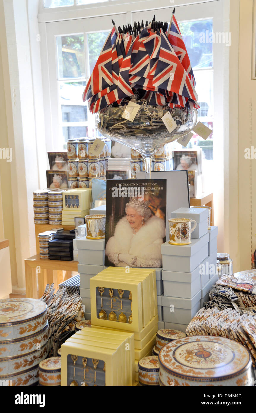 Des souvenirs pour le jubilé de diamant de la Reine est représentée à un stand de souvenirs au palais de Holyroodhouse à Edimbourg, Ecosse, le 26 mai 2012. La reine Elizabeth a été proclamée le 6 février 1952, le jour de la mort du roi George VI. Du 2 au 5 juin 2012, les célébrations officielles de la Queens 60e jubilé en bureau sont tenues à Londres, en Angleterre. Photo : Cordula Donhauser Banque D'Images