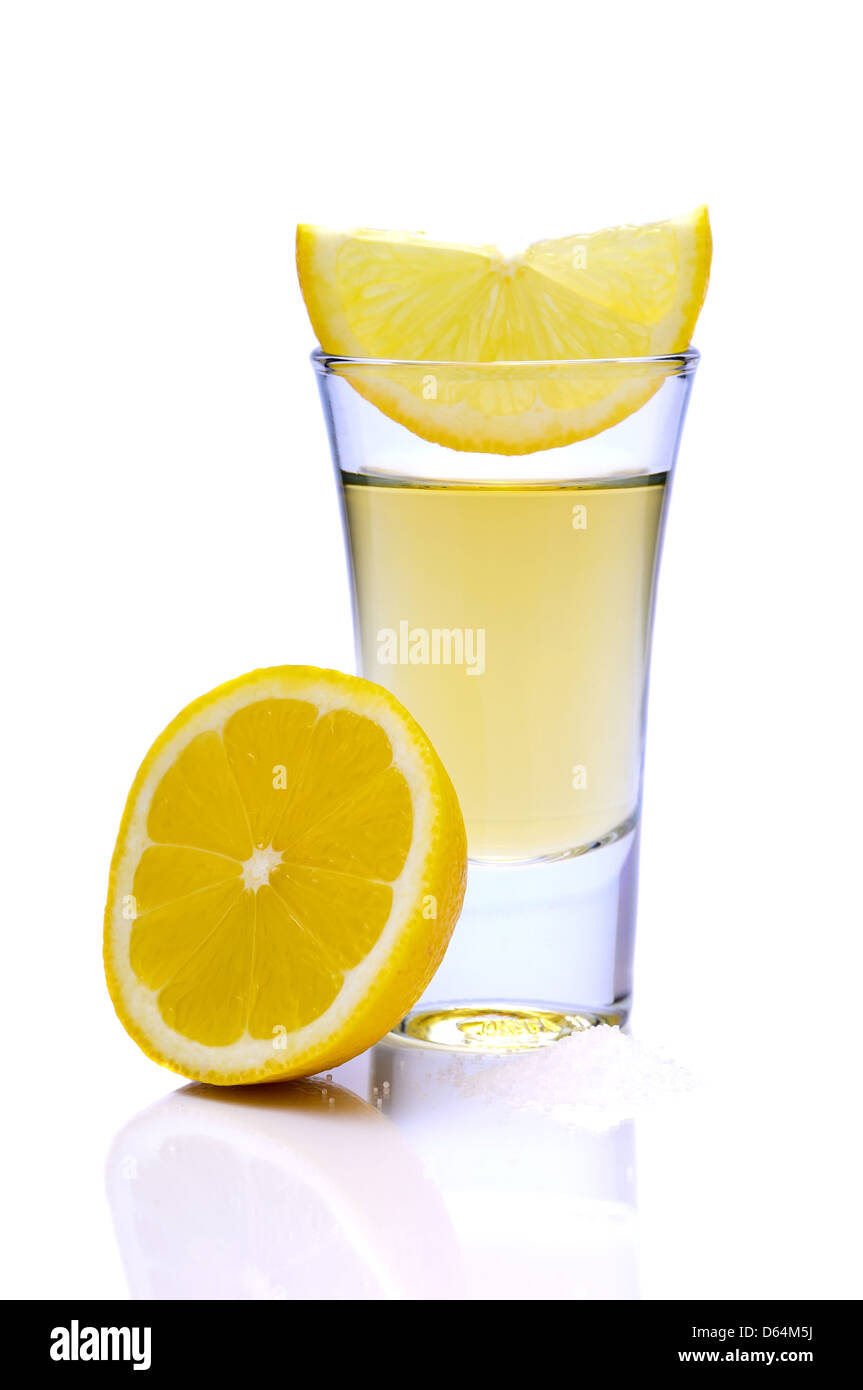 Shot de tequila avec citron et sel isolé sur fond blanc Banque D'Images