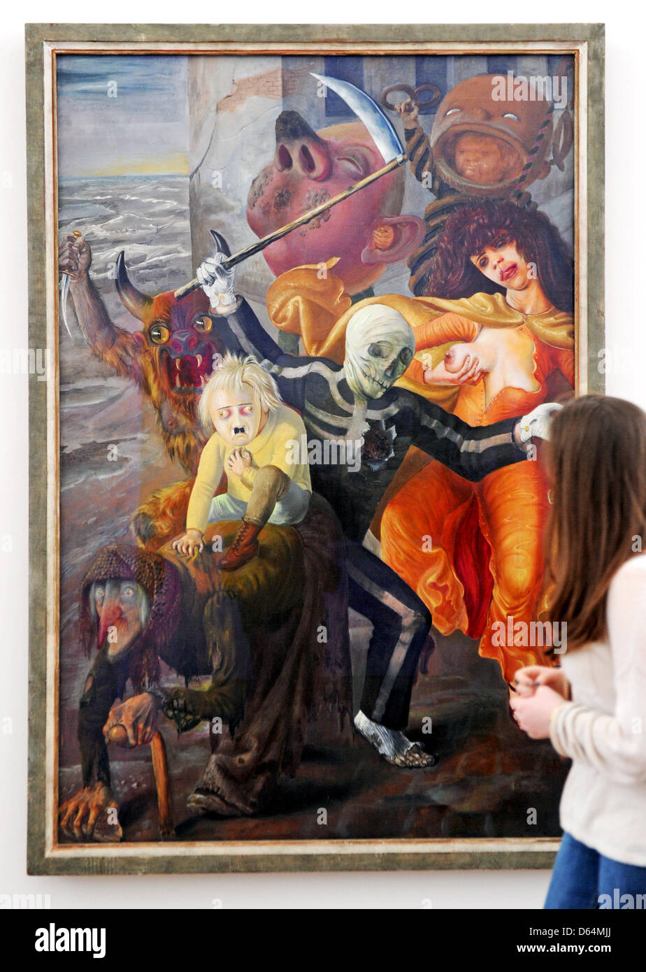 Un visiteur de l'Orangerie de l'état art gallery Karlsruhe observe la peinture 'Les sept péchés mortels' à partir de 1933 par Otto Dix à Karlsruhe, Allemagne, 11 avril 2013. Œuvres de l'âge moderne et classique de la collection de la galerie d'art sont présentées à l'Orangerie du 11 avril 21013. Photo : Uli Deck rachtet am 11.04.2013 Das Werk 'Die sieben Todsünden' aus dem Jahr 1933 von Otto Dix. Banque D'Images