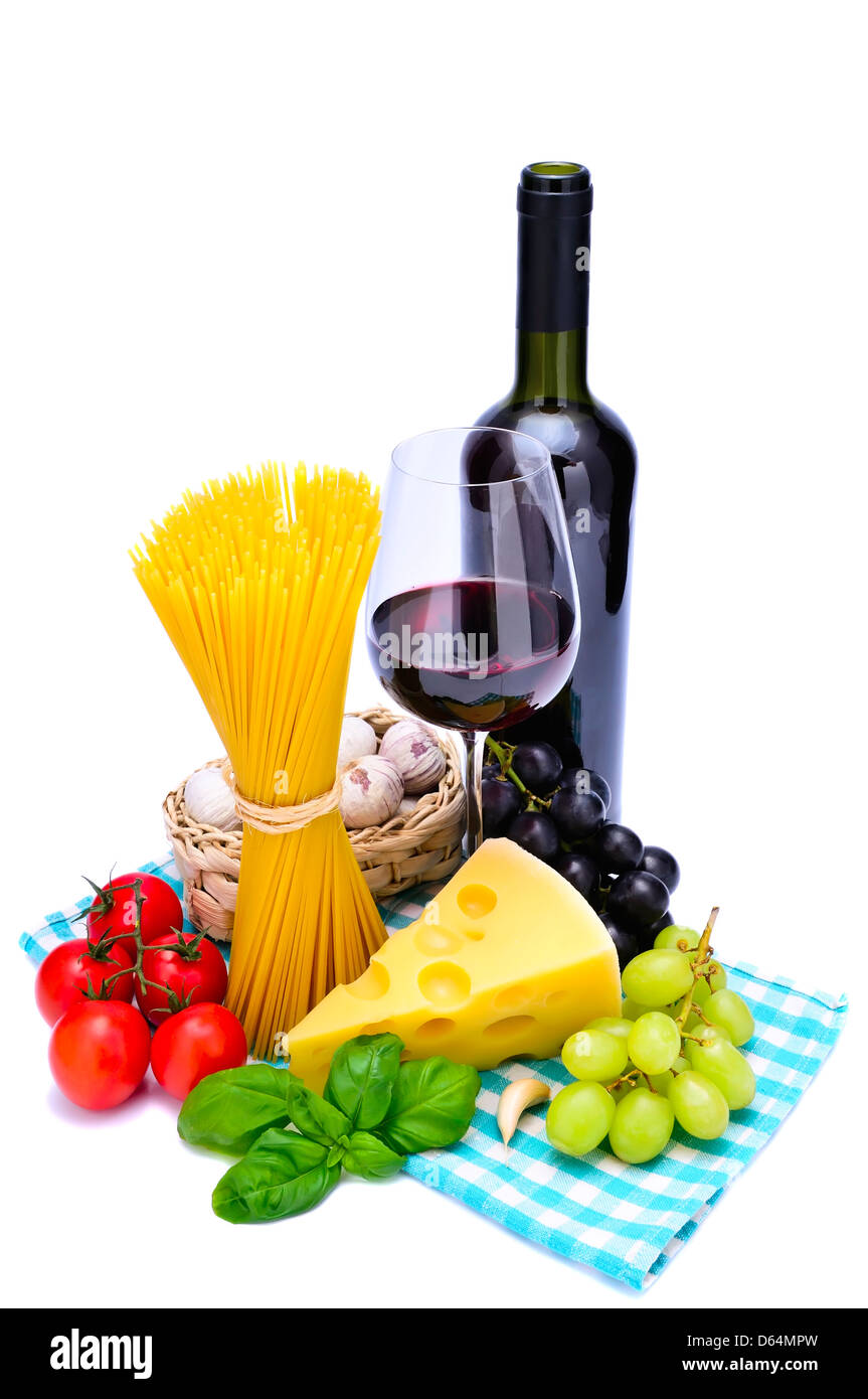 Ingrédients pâtes italiennes et de vin rouge isolé sur fond blanc Banque D'Images