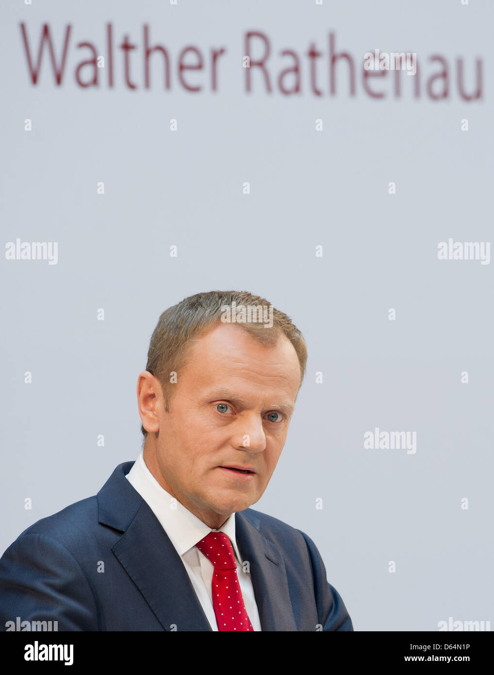 Le Premier ministre polonais Donald Tusk, exprime sa gratitude pour avoir reçu le Prix Walther Rathenau à Berlin, Allemagne, 31 mai 2012. Le politicien polonais a reçu le prix pour son dévouement à la réconciliation germano-polonaise. Photo : SOEREN STACHE Banque D'Images