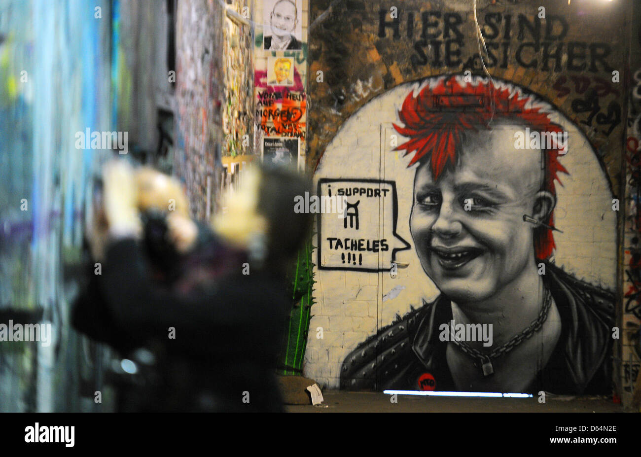 Un touriste prend une photo de l'escalier à la maison d'Art Tacheles à Berlin, Allemagne, 31 mai 2012. L'accueil à d'autres art et scènes culuture utilisé pour être un centre commercial. Le bâtiment a été endommagé au cours de la guerre et parce qu'il était dans la voie de la planification de la ville de la RDA, il a été démoli l'étape par étape. En février 1990 50 artistes de l'Allemagne de l'Ouest et le bâtiment squatté, sauver la Banque D'Images
