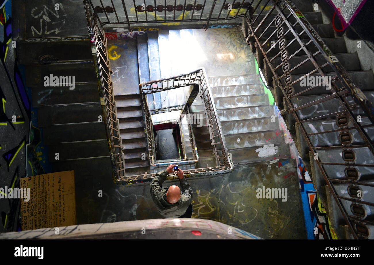 Un touriste prend une photo de l'escalier à la maison d'Art Tacheles à Berlin, Allemagne, 31 mai 2012. L'accueil à d'autres art et scènes culuture utilisé pour être un centre commercial. Le bâtiment a été endommagé au cours de la guerre et parce qu'il était dans la voie de la planification de la ville de la RDA, il a été démoli l'étape par étape. En février 1990 50 artistes de l'Allemagne de l'Ouest et le bâtiment squatté, sauver la Banque D'Images