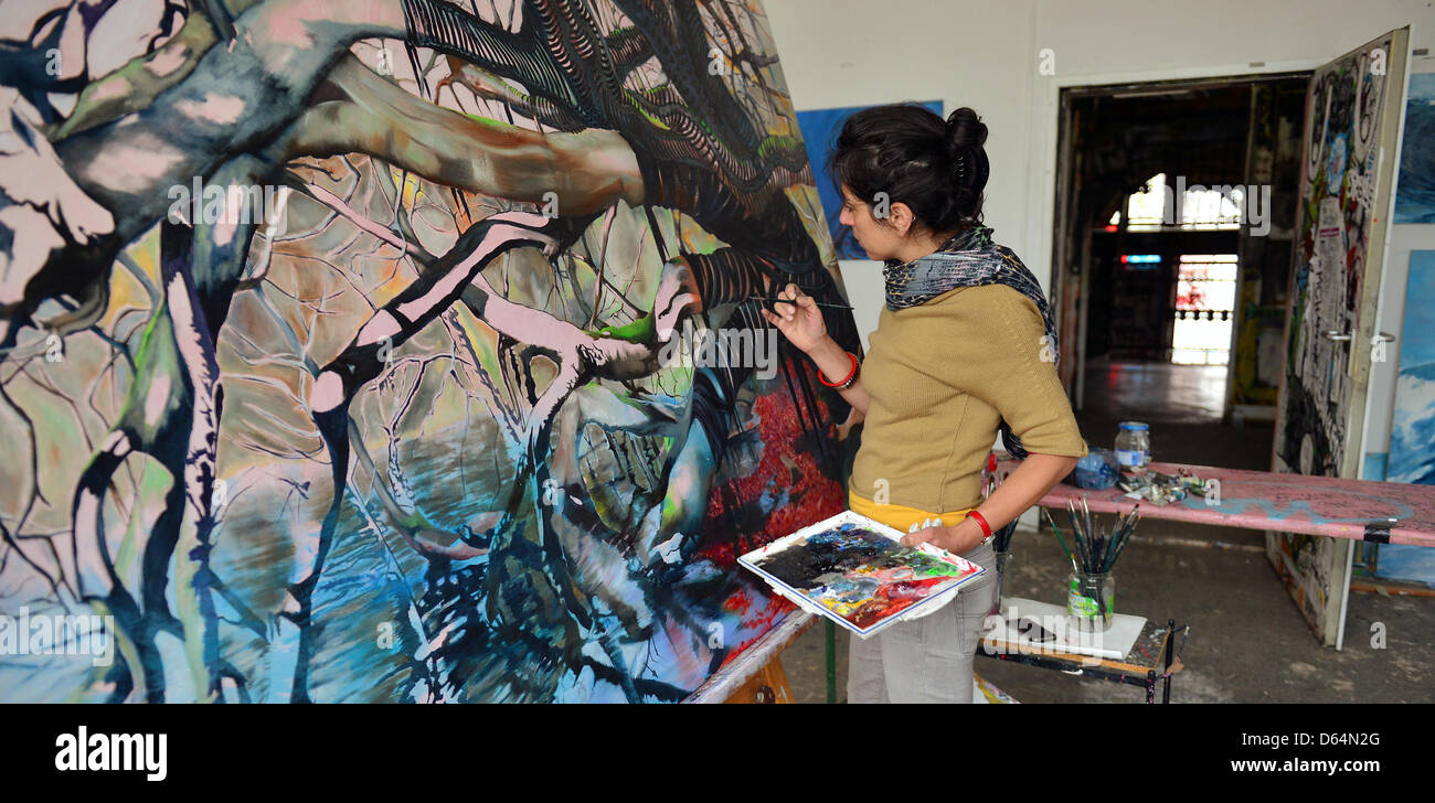 Artiste israélien Yael Herold peint dans son atelier à la maison d'Art Tacheles à Berlin, Allemagne, 31 mai 2012. L'accueil à d'autres art et scènes culuture utilisé pour être un centre commercial. Le bâtiment a été endommagé au cours de la guerre et parce qu'il était dans la voie de la planification de la ville de la RDA, il a été démoli l'étape par étape. En février 1990 50 artistes de l'Allemagne de l'Ouest et le bâtiment squatté, Savin Banque D'Images