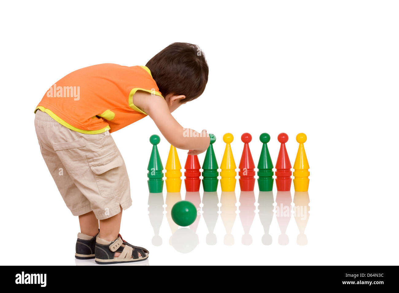 Le petit garçon est joué children's bowling Banque D'Images