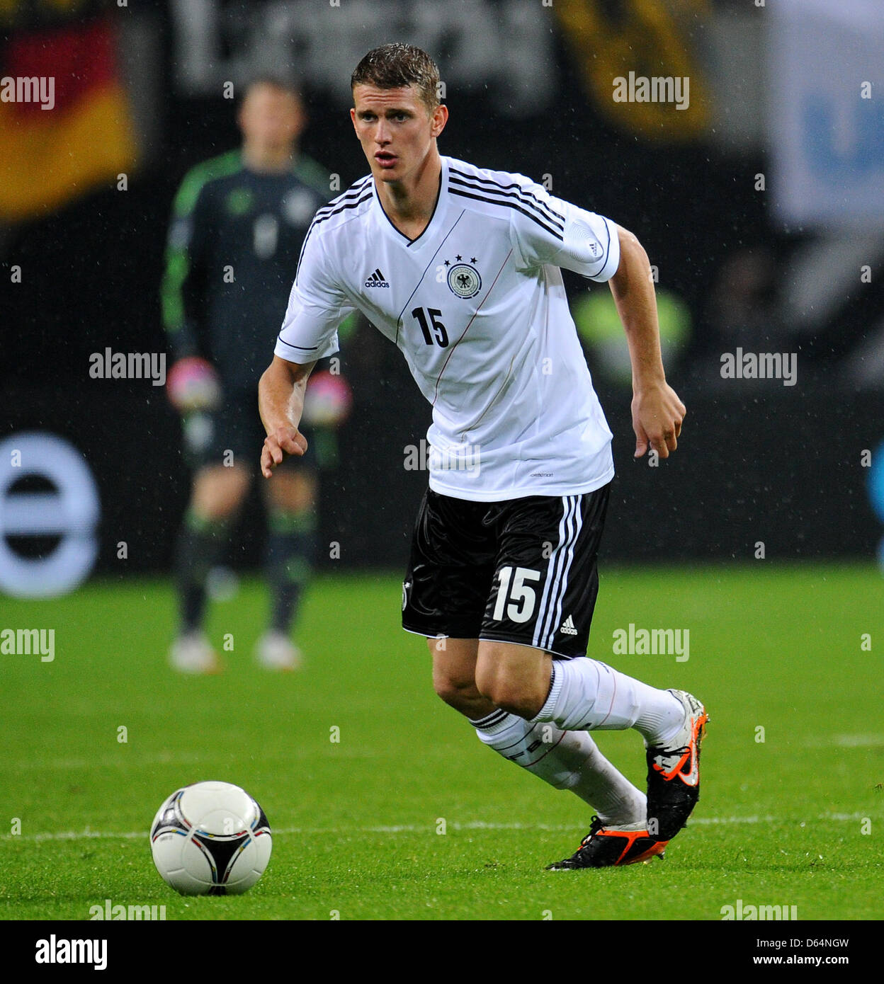 L'Allemagne Lars Bender joue la balle pendant le match de football amical international Allemagne contre Israël au Red Bull Arena, à Leipzig, Allemagne, 31 mai 2012. Photo : Thomas Eisenhuth Banque D'Images