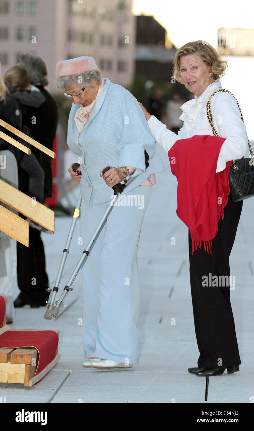 La Princesse Astrid (L) et de la reine Sonja de Norvège arrivent pour le concert en plein air sur le toit de l'Opéra d'Oslo s pour célébrer le 75 anniversaire du roi Harald et la reine Sonja, 31 mai 2012. Photo : Albert Nieboer/PRE - Pays-Bas OUT Banque D'Images