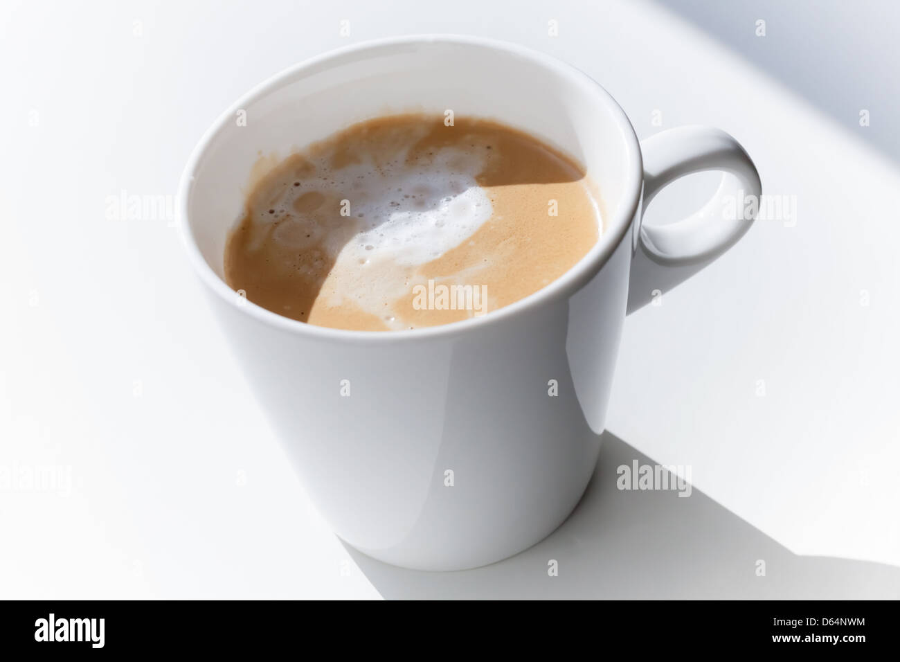 Cappuccino dans une tasse en céramique sur le tableau blanc Banque D'Images