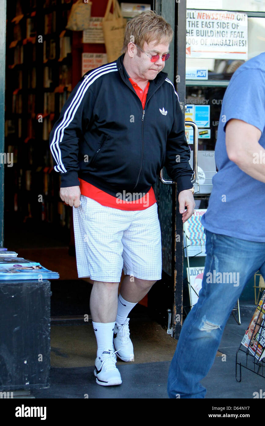 Elton John porter une veste Adidas pendant qu'il part livre librairie la  soupe sur Sunset Boulevard. John a acheté 2 boîtes de livres Photo Stock -  Alamy
