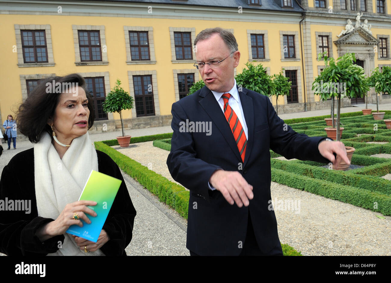 Bianca Jagger parle avec Lord Maire de Hanovre Stephan Weil dans le Grosser Jardin dans Hanover-Herrenhausen, Allemagne, 01 juin 2012. Le gagnant du Prix Nobel alternatif est l'ouverture de ce ans Kunstfestspiele avec la devise 'fragile'. Photo : HOLGER HOLLEMANN Banque D'Images