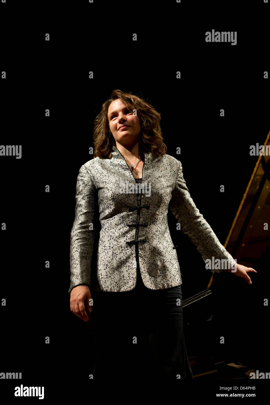 Pianiste française Hélène Grimaud est à côté d'un grand piano après son concert au cours du Festival de musique de Dresde à la Semperoper à Dresde, Allemagne, 1 juin 2012. Grimaud a reçu le Prix du Festival de musique de Dresde qui est doté de 25 000 euros. Grimaud a été décerné pour son travail artistique en tant que musicien et pour son engagement social en tant qu'ambassadeur de bonne volonté pour la 'Internation Banque D'Images