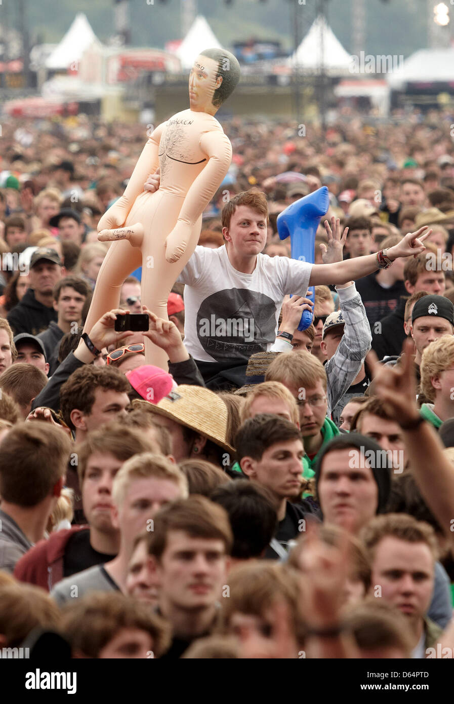 Rock fans cheer lors d'un concert au Rock am Ring Festival de musique près de Nuerburg, Allemagne, 01 juin 2012. Autour de 85 000 personnes sont attendues pour le festival de trois jours avec quelques bandes de 85 l'exécution. Photo : THOMAS FREY Banque D'Images