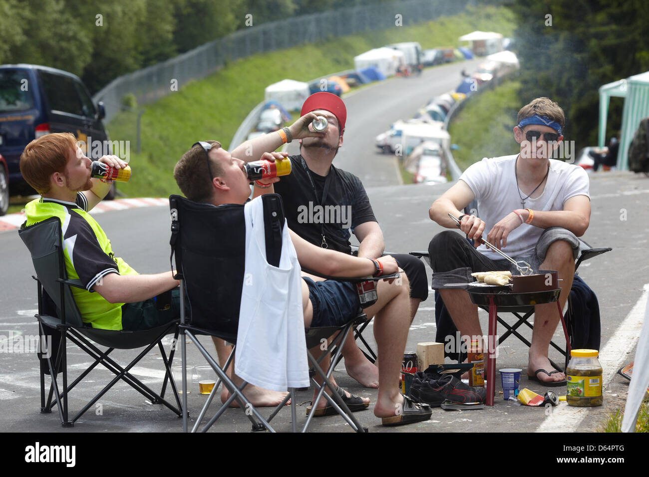 Les amateurs de rock ont un barbecue au Rock am Ring Festival de musique près de Nuerburg, Allemagne, 01 juin 2012. Autour de 85 000 personnes sont attendues pour le festival de trois jours avec quelques bandes de 85 l'exécution. Photo : THOMAS FREY Banque D'Images