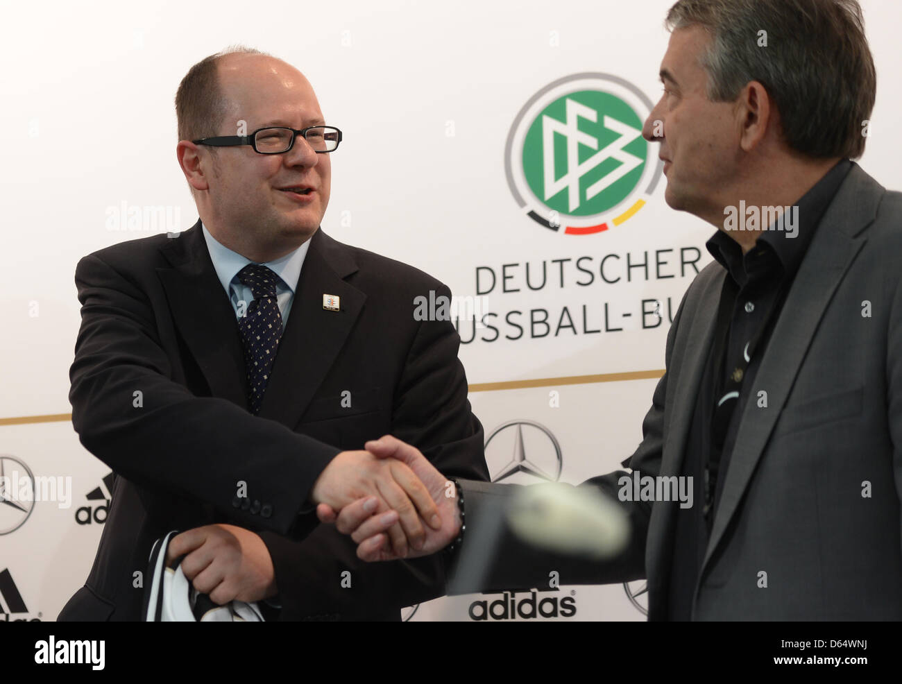 Le président de la fédération allemande de football (DFB, Wolfgang Niersbach (r), serre la main avec le seigneur mayer de Danzig, Pawel Adamowicz, lors d'une conférence de presse de l'équipe nationale de football allemande de hotel Dwor Oliwski à Gdansk, Pologne, 5 juin 2012. L'UEFA EURO 2012 aura lieu du 08 juin au 01 juillet 2012 et est co-organisé par la Pologne et l'Ukraine. Photo : Andreas Gebert dpa  + Banque D'Images