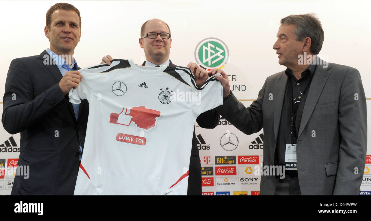 L'Allemagne est manager de l'équipe Oliver Bierhoff (L) et le président de la fédération allemande de football (DFB, Wolfgang Niersbach (R) Donnez un jersey en présent au seigneur mayer de Danzig, Pawel Adamowicz, lors d'une conférence de presse de l'équipe nationale de football allemande de hotel Dwor Oliwski à Gdansk, Pologne, 5 juin 2012. L'UEFA EURO 2012 aura lieu du 08 juin au 01 juillet 2012 un Banque D'Images