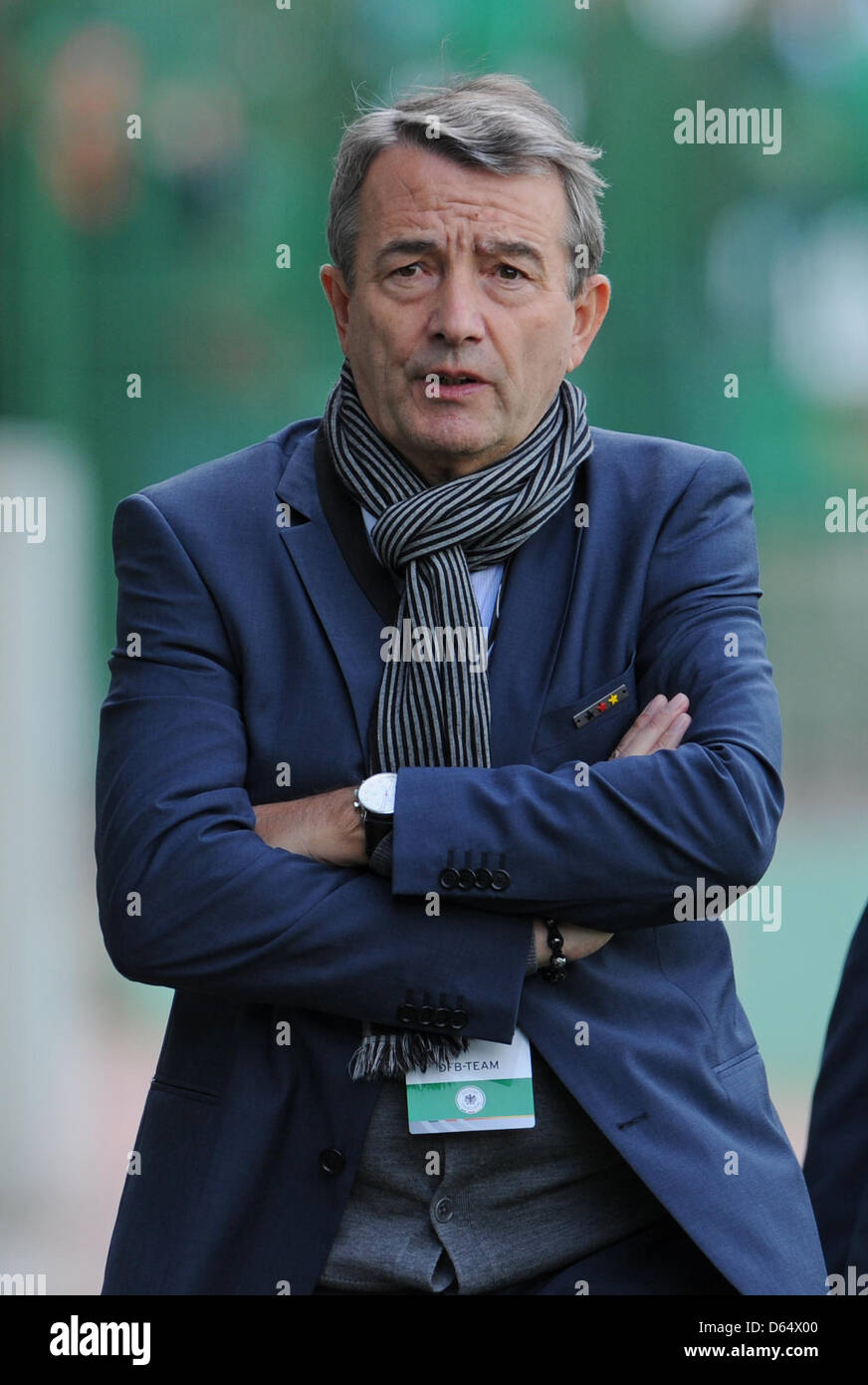 Le président de la fédération allemande de football (DFB, Wolfgang Niersbach, arrive à une session de formation de l'équipe nationale de football allemande à l'old Pagan stade de Gdansk à Gdansk, Pologne, 4 juin 2012. L'UEFA EURO 2012 aura lieu du 08 juin au 01 juillet 2012 et est co-organisé par la Pologne et l'Ukraine. Photo : Andreas Gebert dpa Banque D'Images