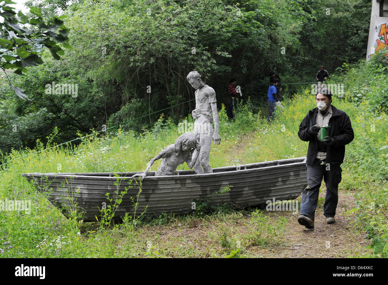 Un homme passe devant une sculpture en argile par artiste argentin Adrian Villar Rojas documenta à Kassel, Allemagne, 05 juin 2012. Une conférence de presse sur le début de la documenta aura lieu le 06 juin 2012 avant le début officiel de la documenta 13, le 07 juin 2012. Photo : Uwe Zucchi Banque D'Images