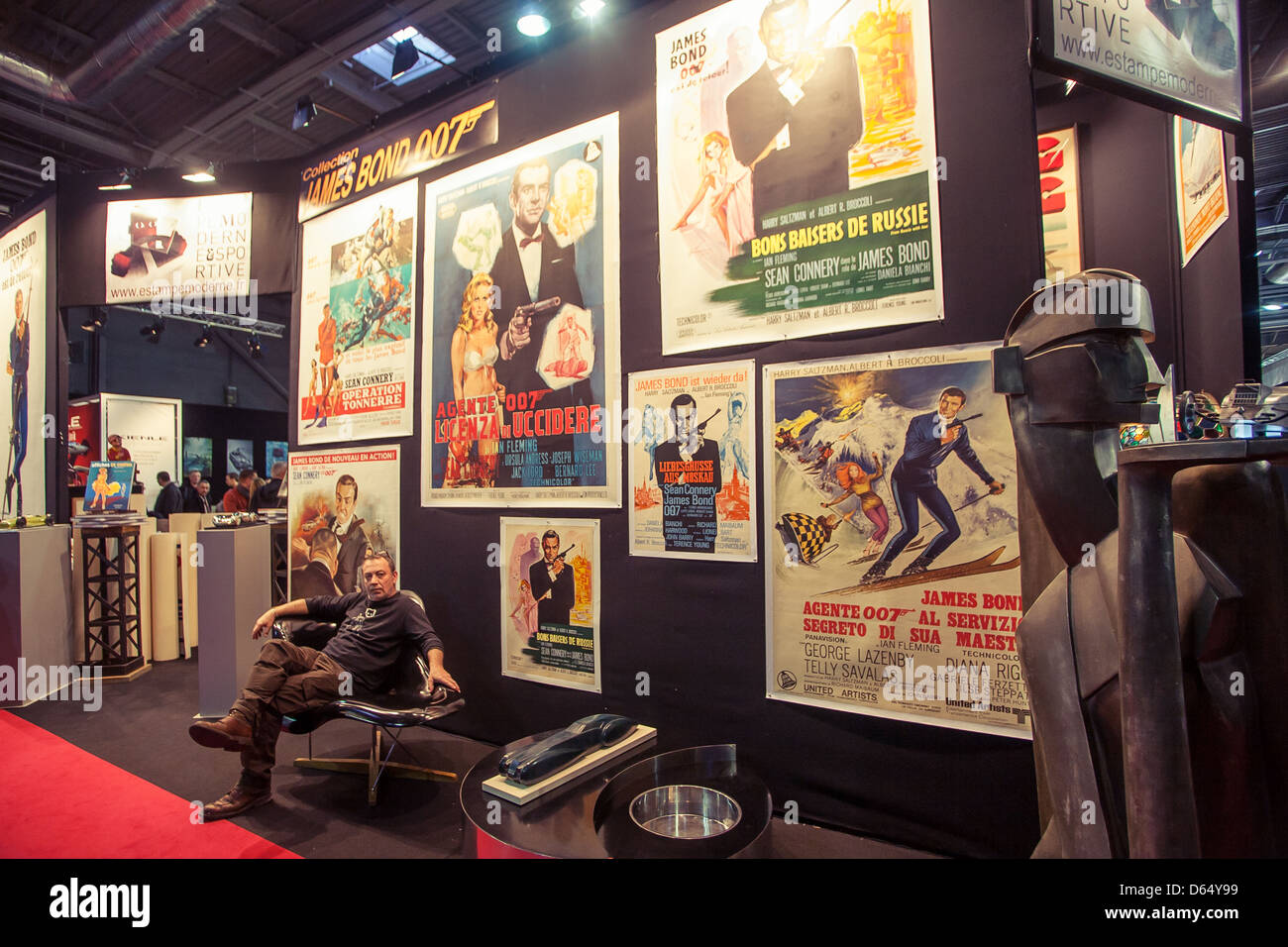 Paris, France - 06 février : Vendeur et vintage posters au Salon Rétromobile, Février 06, 2013 Paris, France. Banque D'Images