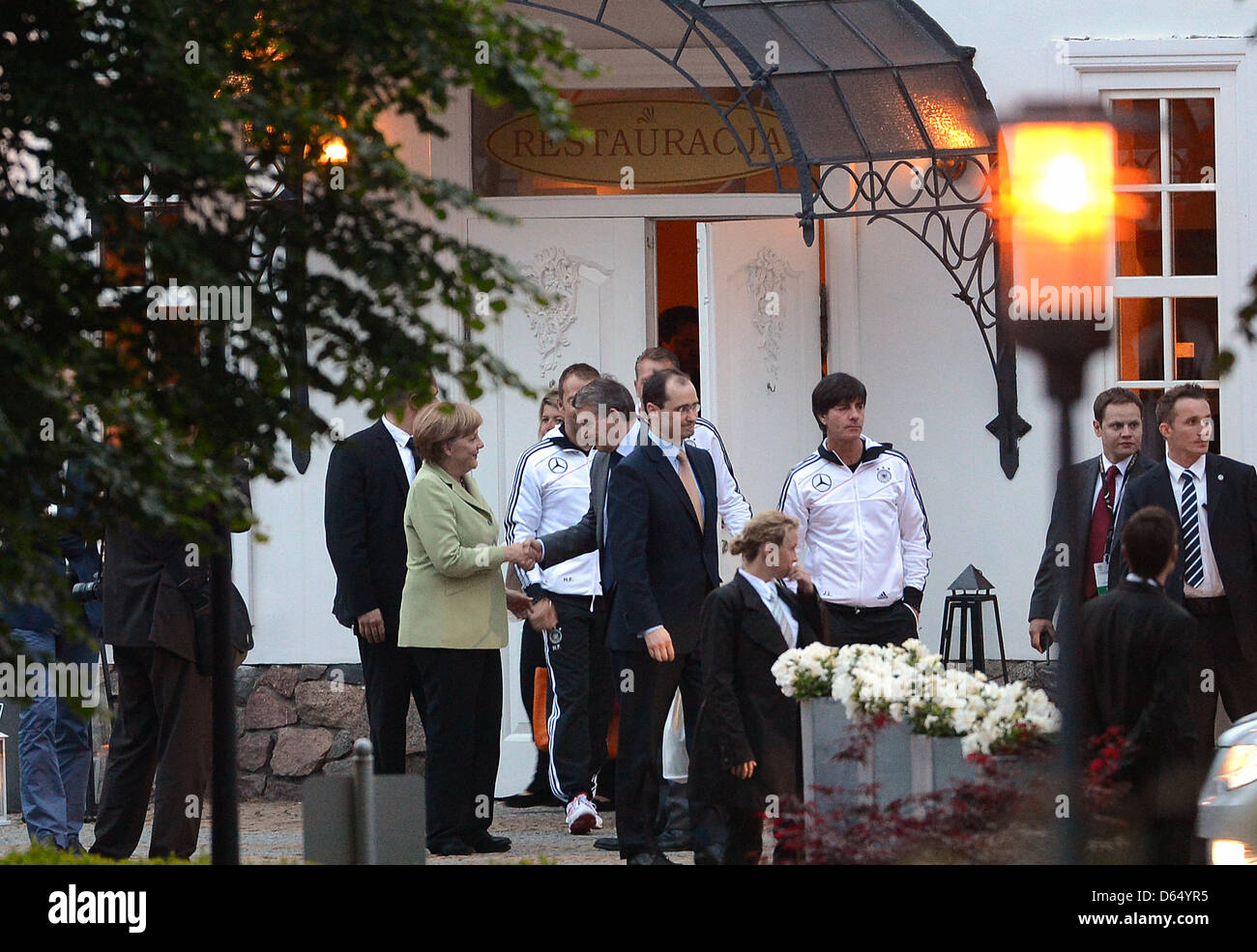 La chancelière allemande Angela Merkel (L) parle au président de la fédération allemande de football (DFB, Wolfgang Niersbach (3L), et entraîneur-chef Joachim Loew (3R) au cours de sa visite à l'équipe allemande hôtel Dwor Oliwski à Gdansk, Pologne, 06 juin 2012. L'UEFA EURO 2012 aura lieu du 08 juin au 01 juillet 2012 et est co organisé par la Pologne et l'Ukraine. Photo : Marcus Brandt Banque D'Images