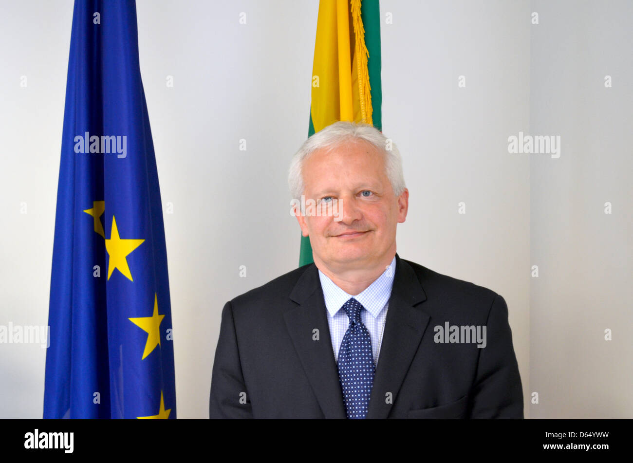 Le Représentant permanent de la Lituanie auprès de l'ONU Dalius Cekuolis se trouve en face de l'Européen et Lithiuanian drapeau dans son bureau à New York, USA, 06 juin 2012. En 2004, la Lituanie a informé les États membres des Nations Unies de sa décision d'appliquer pour le poste de président de la soixante-septième session de l'Assemblée générale des Nations Unies et avisé de la décision de soumettre l'acdn Banque D'Images