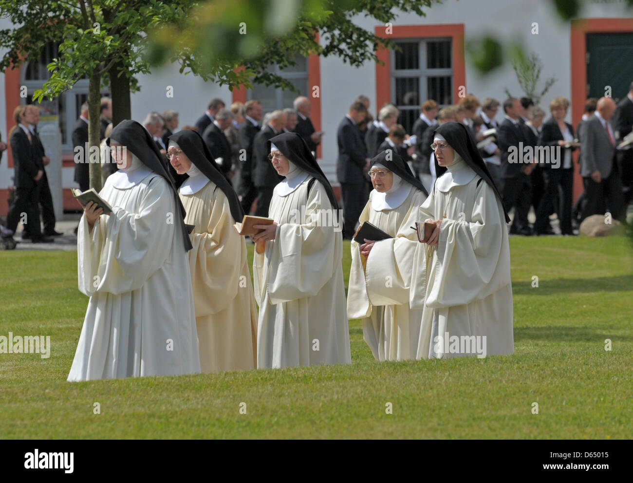Des religieux de l'abbaye de Cisterciens St. Marienstern assister à la procession du Corpus Christi à Panschwitz-Kuckau, Allemagne, 07 juin 2012. Corpus Christi ou Corps du Christ est essentiellement une tradition catholique qui commémorent l'institution de la Sainte Eucharistie, la sainte communion. Photo : MATTHIAS HIEKEL Banque D'Images