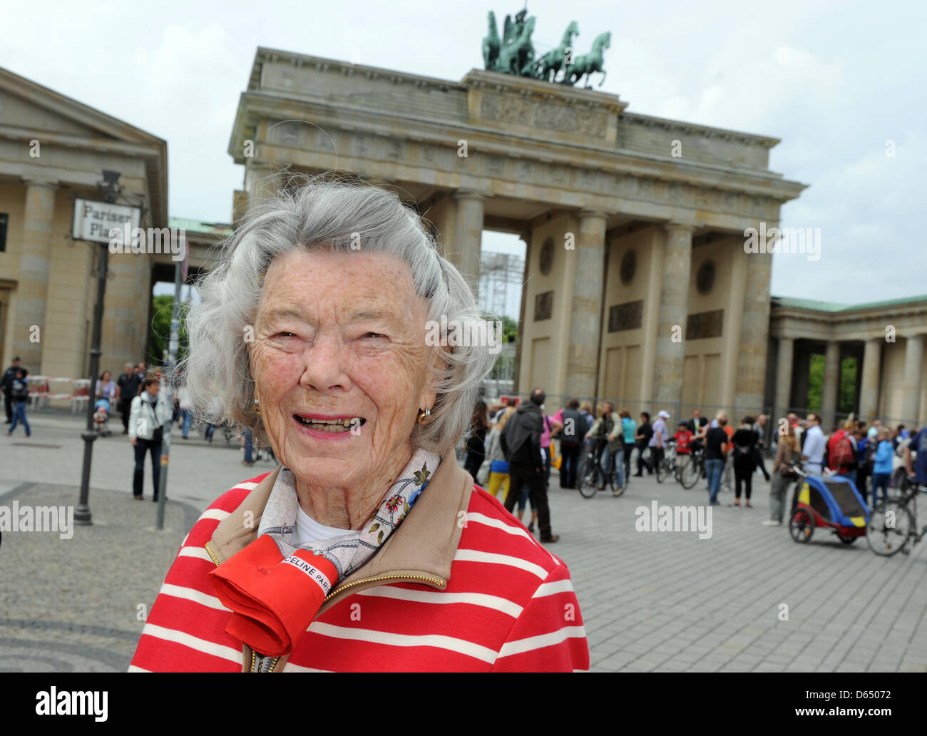 La meilleure vente de Rosamnude auteur Pilcher visites porte de Brandebourg et la Pariser Platz au cours d'une visite à Berlin, Allemagne, 07 juin 2012. Pilcher est à Berlin à l'occasion de la décision préliminaire de l'Emmy Award. Photo : JENS KALAENE Banque D'Images