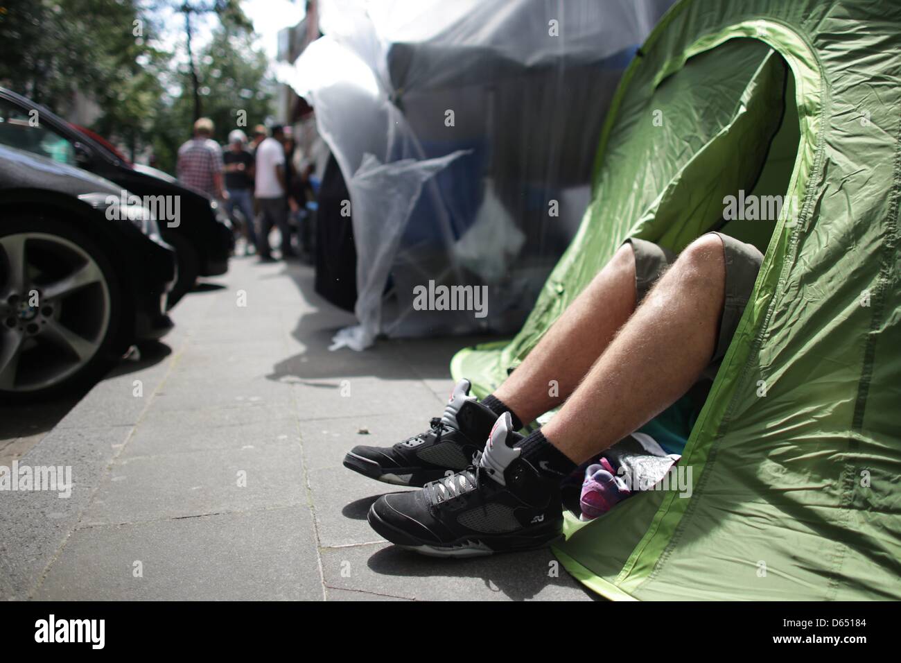 Fans camp en dehors de la 'bonne volonté' sneaker store à Cologne,  Allemagne, 08 juin 2012. Le rappeur américain Kayne West développé la  sneaker avec Nike. Les gens ont fait du camping