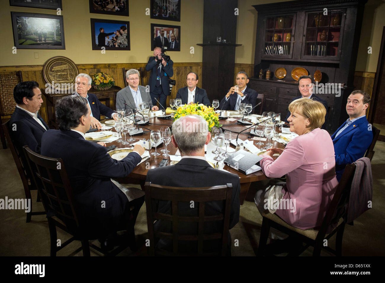 Un document de cours photo par le gouvernement allemand montre les chefs d'état et de gouvernement du G8 Yoshihiko Noda (Japon, DANS LE SENS HORAIRE À PARTIR DE L), Mario Monti (Italie), Stephen Harper (Canada), François Hollande (France), hôte de Barack Obama USA), David Cameron (Grande-Bretagne), Dmitri Medwedew (Russie), Angela Merkel (Allemagne), Président du Conseil européen Herman Van Rompuy et le président de Banque D'Images