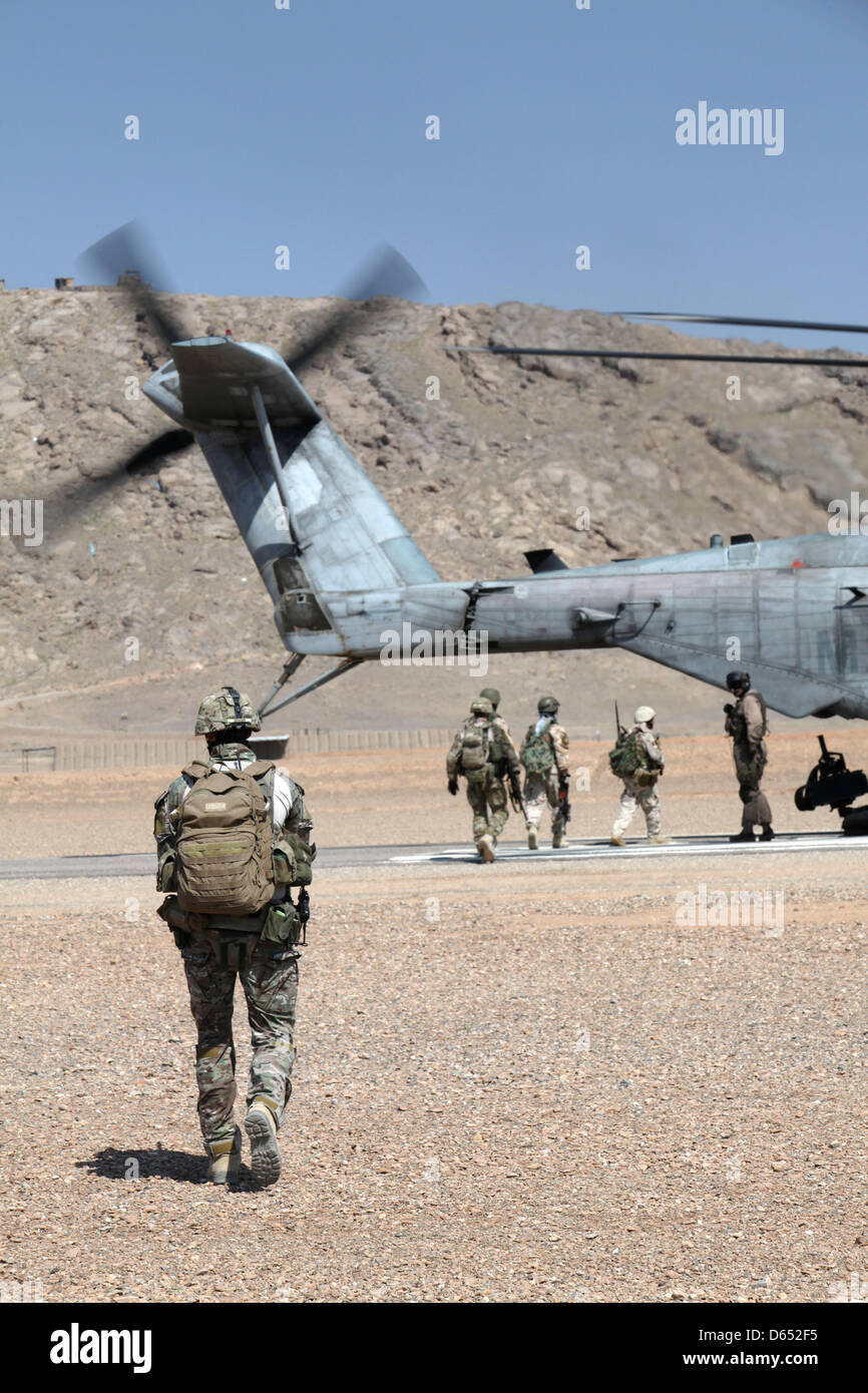 US Marine Corps CH-53E Super Stallion conseil d'hélicoptère une opération militaire conjointe d'entre nous, les Britanniques et les forces afghanes le 11 avril 2013 dans la province d'Helmand, en Afghanistan. Banque D'Images