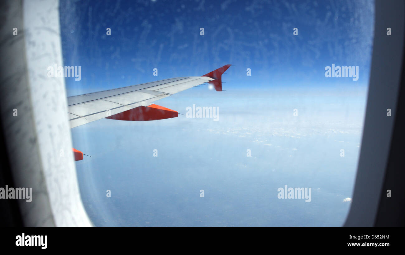 Plane flying 35,000ft ciel clair temps parfait avion atmosphère nuages fenêtre Banque D'Images
