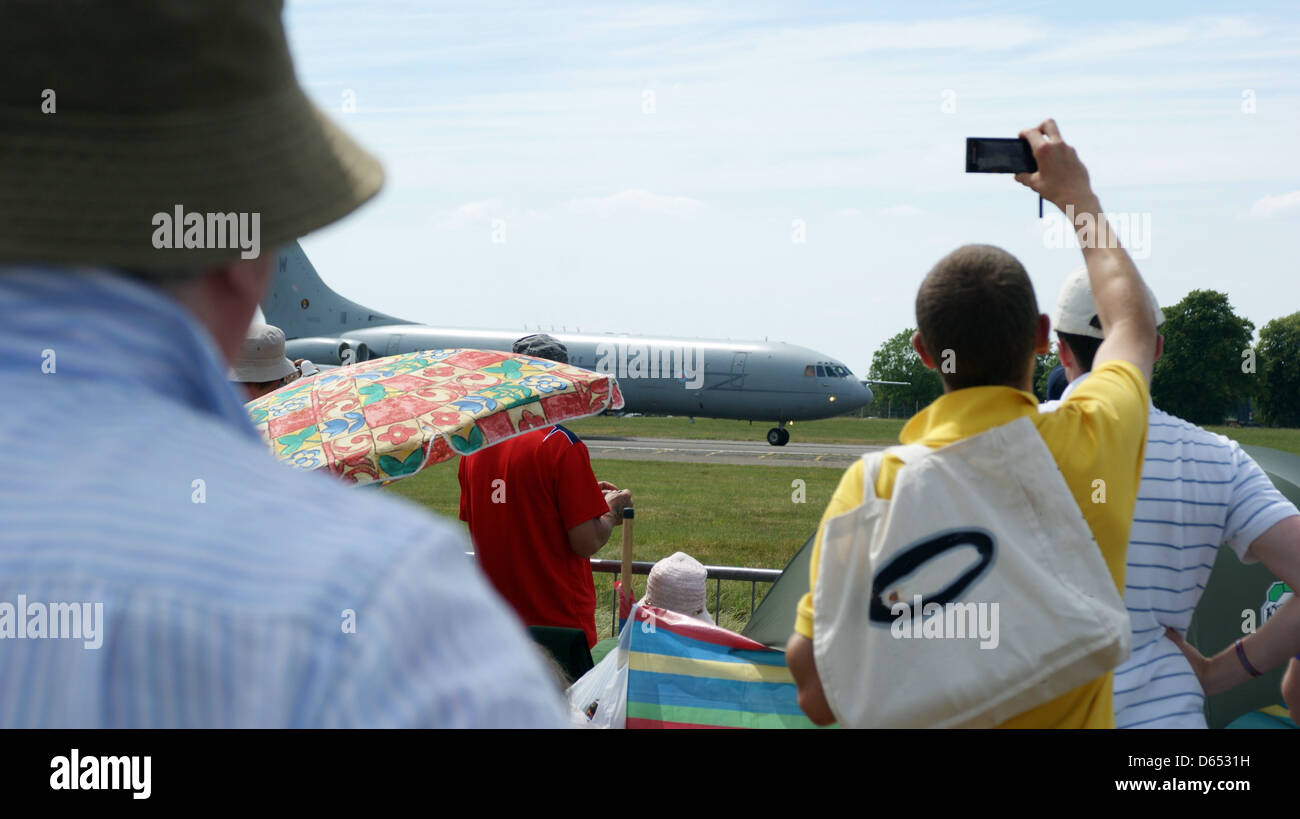 Avion décollant ravitailleur en dehors du smartphone outdoor parasol chaises hat Banque D'Images