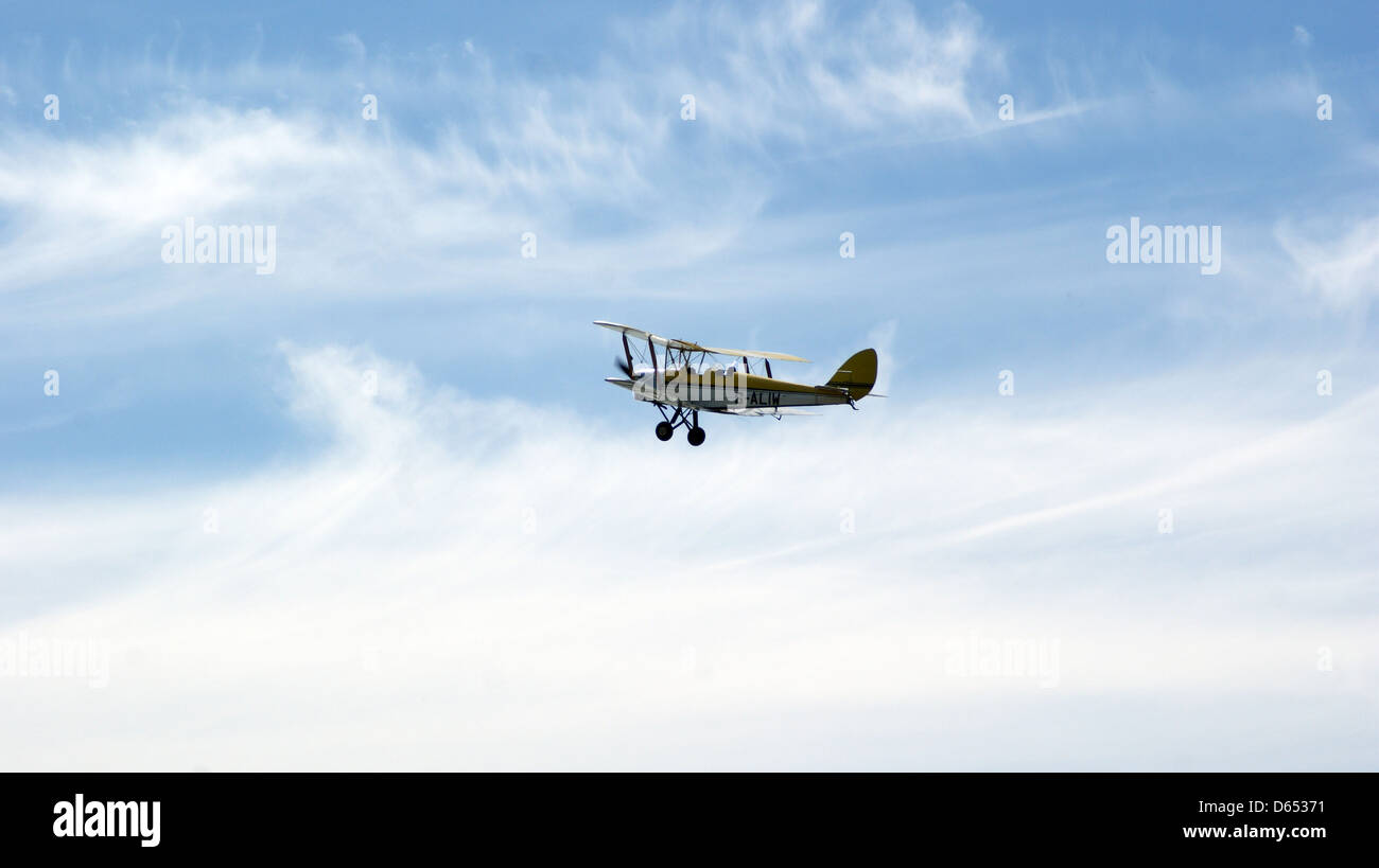 La seconde guerre mondiale avion bi-plan de vol 2 bleu ciel airshow Banque D'Images