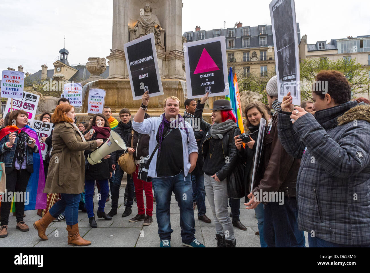 Paris, France, groupes d'activisme LGBT, manifester en faveur de la loi sur le mariage gay /l'égalité des droits, organiser des panneaux de protestation sur la place de ville, mouvement d'égalité de mariage militants des droits humains, discrimination, problème des hommes gay, homophobie, militantisme de manifestation france, manifestants lgbtq avec étiquette Banque D'Images