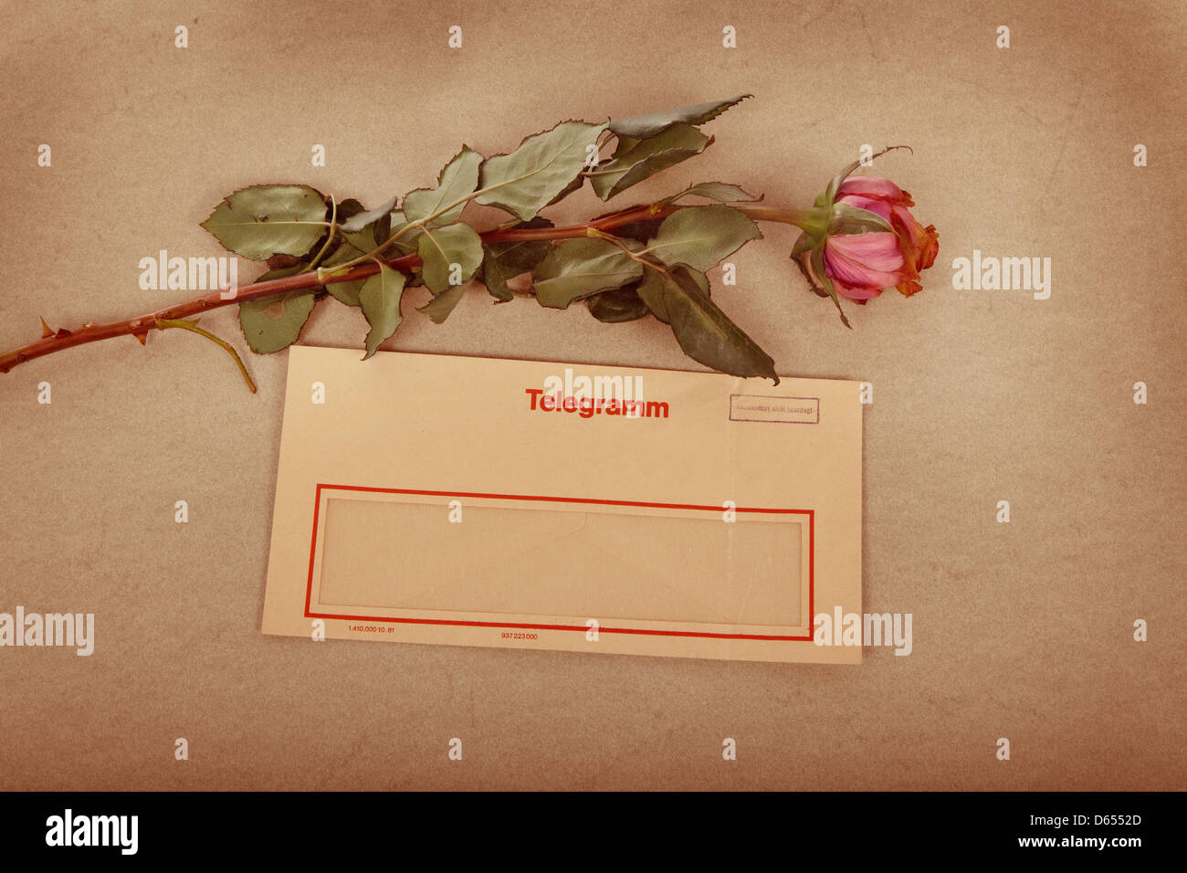 Ancienne Lettre avec texte Love lettre écrite à l'encre sépia texture background. Banque D'Images