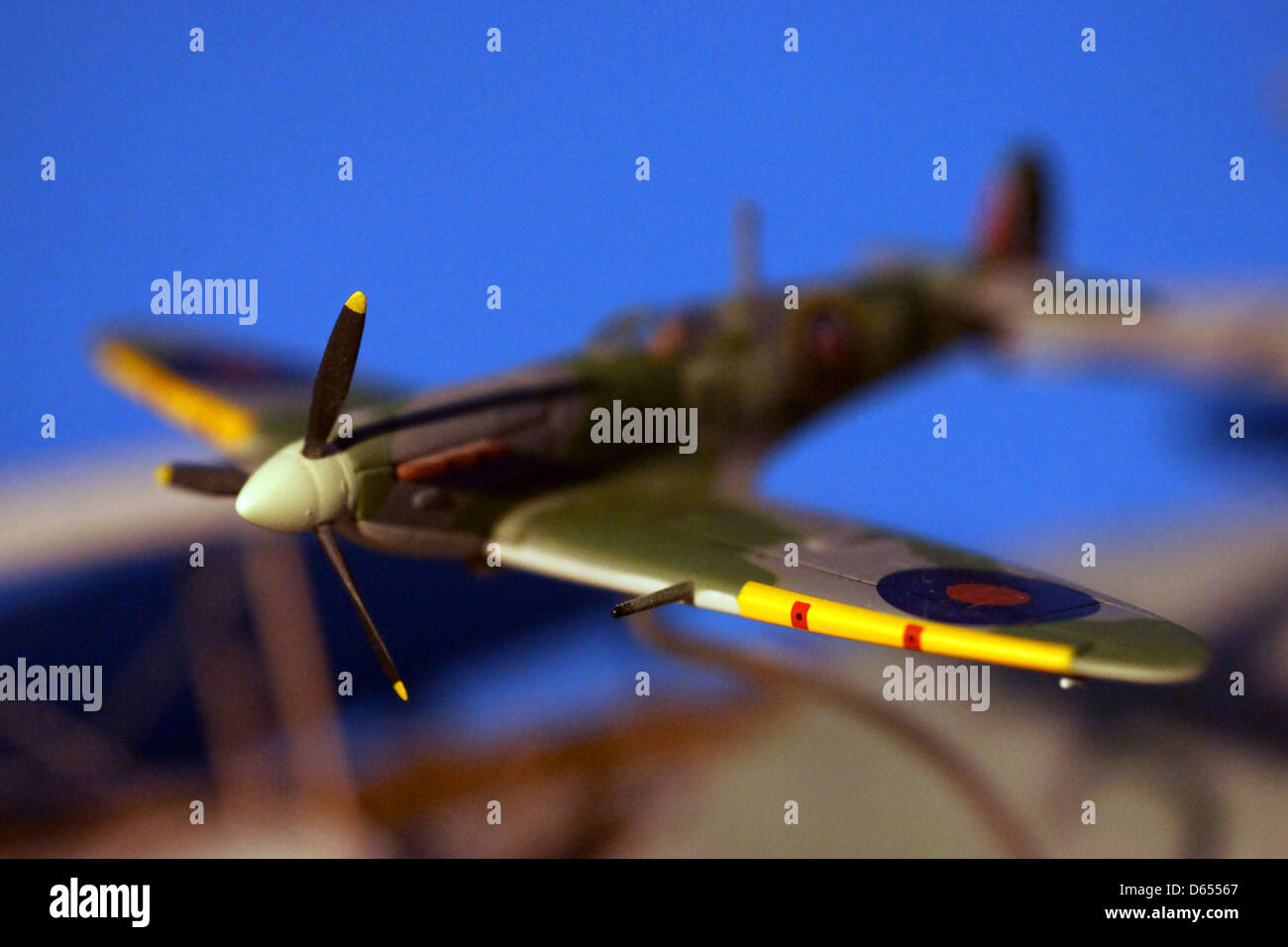 Flying blue spitfire avion mur fighter modèle ww2 Banque D'Images