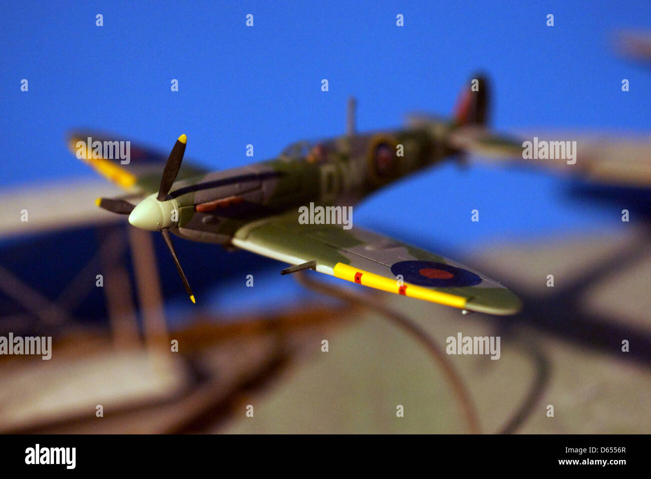 Spitfire Mk5 flying model stand mur bleu ombre Banque D'Images