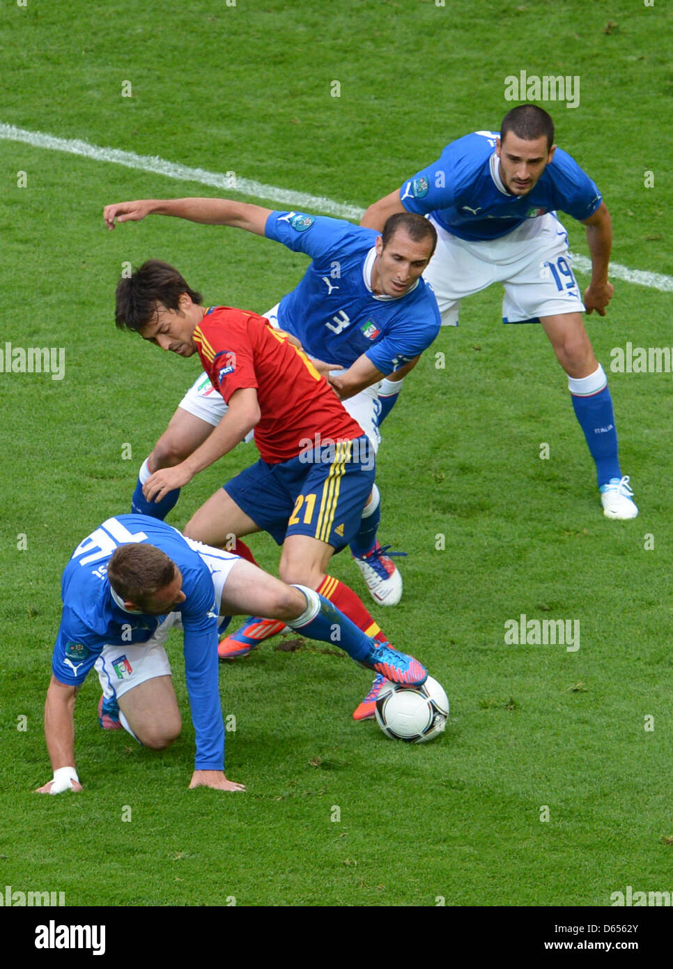 L'Espagne David Silva (2e R) et de l'Italie Daniele De Rossi, Giorgio Chiellini et Leonardo Bonucci rivalisent pour la balle pendant l'UEFA EURO 2012 groupe C match de football l'Espagne contre l'Italie à l'Arena Gdansk à Gdansk, Pologne, 10 juin 2012. Photo : Andreas Gebert dpa (veuillez vous reporter aux chapitres 7 et 8 de l'http://dpaq.de/Ziovh de l'UEFA Euro 2012 Termes & Conditions) Banque D'Images