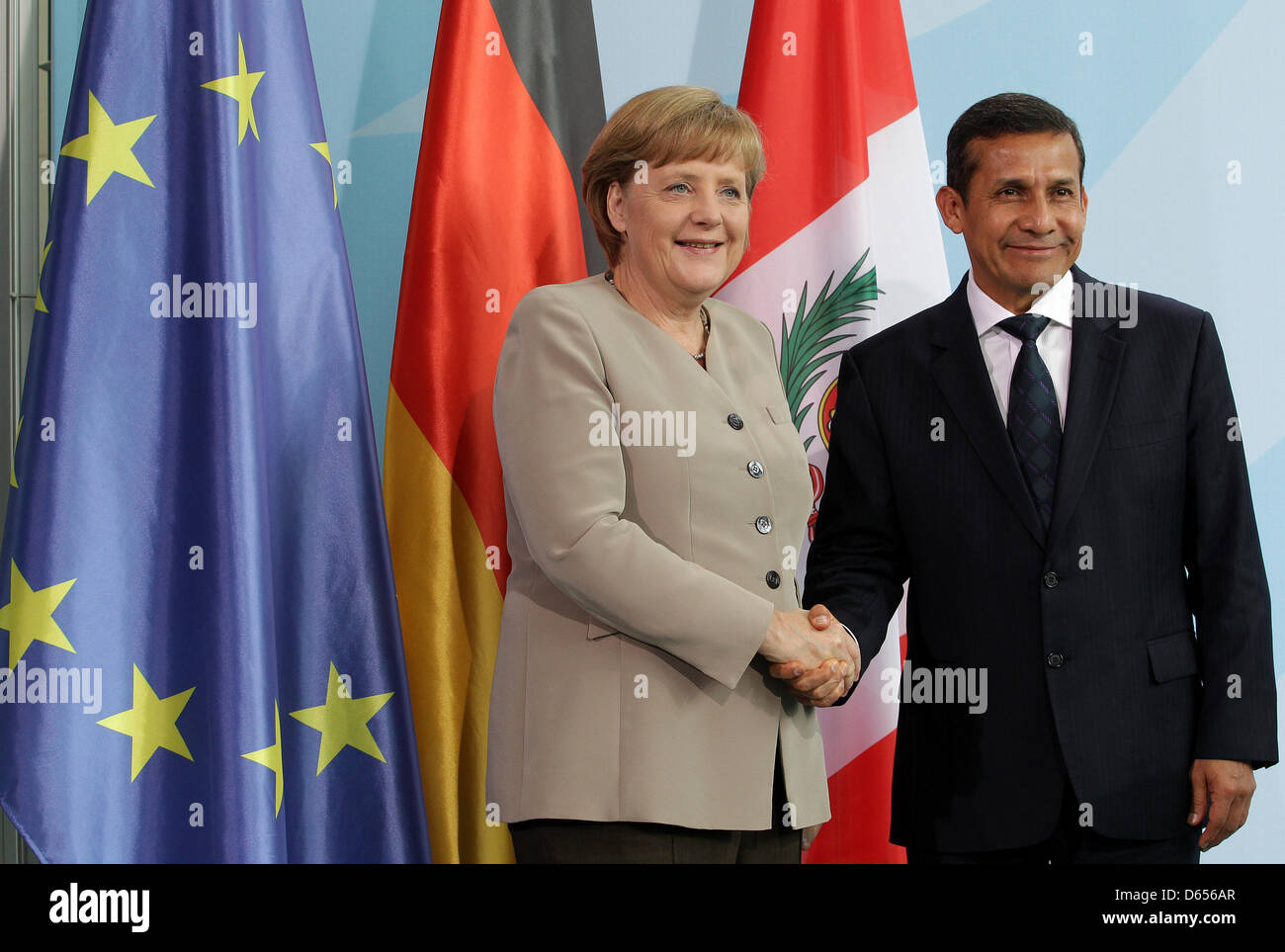 La chancelière allemande Angela Merkel et le président du Pérou Ollanta Humala Tasso tenir une conférence de presse à la Chancellerie fédérale à Berlin, Allemagne, 12 juin 2012. Tasso est reçu avec les honneurs militaires. Photo : WOLFGANG KUMM Banque D'Images