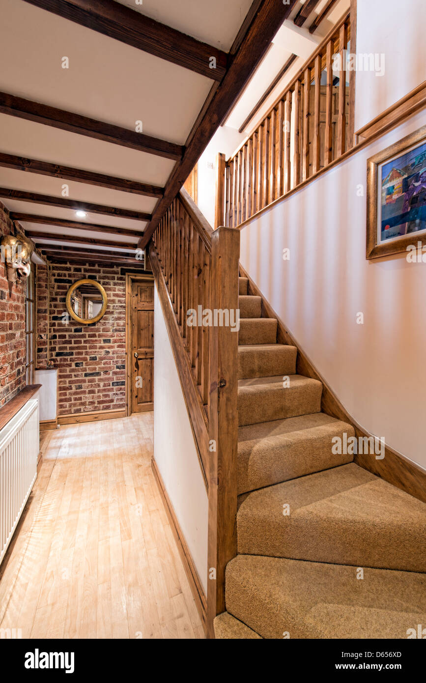 Le hall et les escaliers d'une maison traditionnelle rénovée Banque D'Images