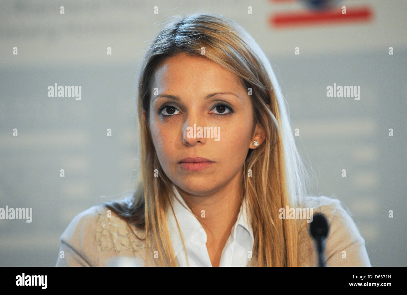 Yevhenia Timochenko, fille de l'ancien Premier ministre ukrainien Ioulia Timochenko regarde autour de lui au début de la conférence des ministres de la justice à Wiesbaden, Allemagne, 13 juin 2012. Les ministres fédéraux et d'état de la Justice portera sur le sort de Ioulia Timochenko à leur conférence de printemps, entre autres choses. Une résolution exigeant le respect de l'Con Banque D'Images