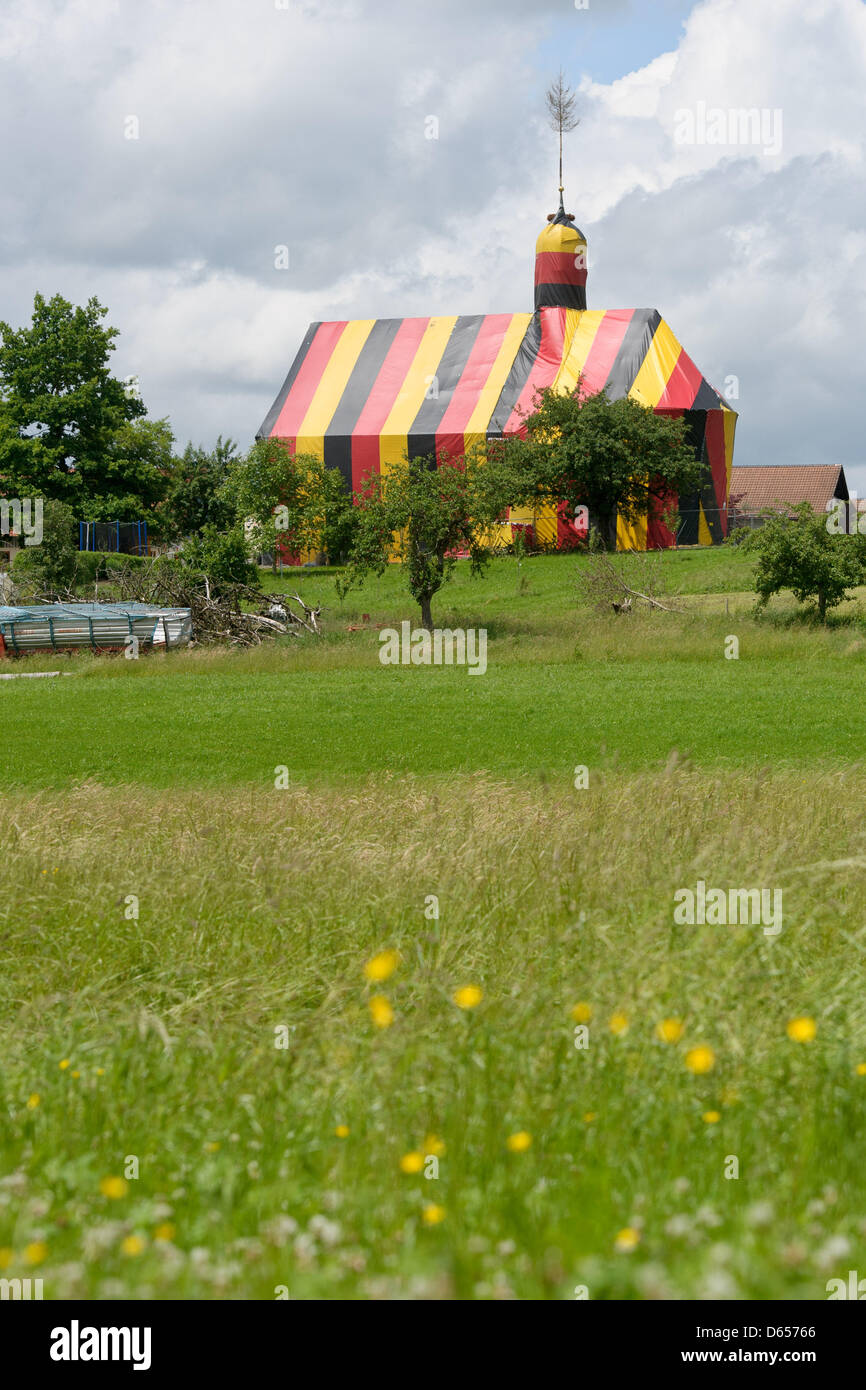 Une chapelle est couverte dans les couleurs allemandes dans Hergatz-Itzlings près du lac de Constance, Allemagne, 13 juin 2012. Selon les médias, la chapelle est infestée de woodworm golf polo et le gaz pour les combattre est tenu à l'intérieur par le noir-rouge-or. Photo : Tobias KLEINSCHMIDT Banque D'Images