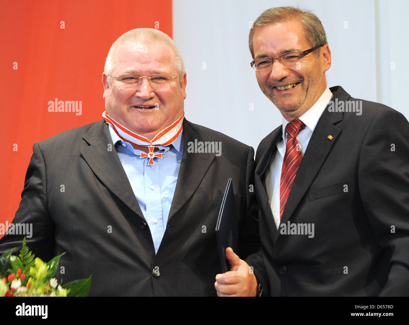 Premier ministre de Brandebourg Platzeck Matthias (R) awards l'ordre du mérite de l'état de Brandebourg à acteur Horst Krause à Potsdam, Allemagne, 13 juin 2012. Photo : Bernd Settnik Banque D'Images