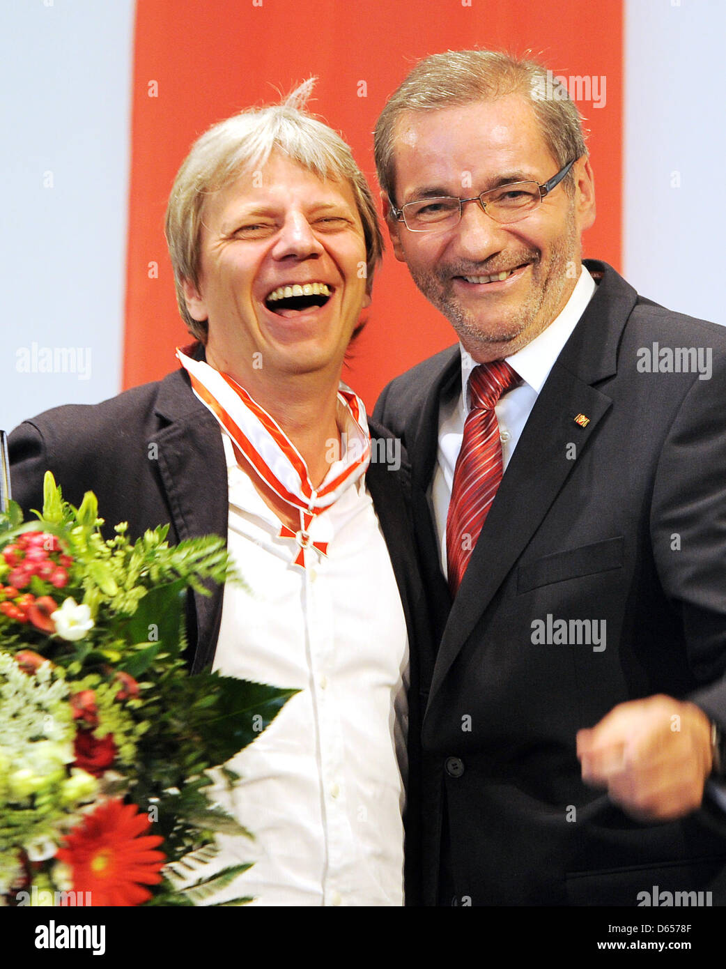 Premier ministre de Brandebourg Platzeck Matthias (R) awards l'ordre du mérite de l'état de Brandebourg à directeur Andreas Dreesen à Potsdam, Allemagne, 13 juin 2012. Photo : Bernd Settnik Banque D'Images