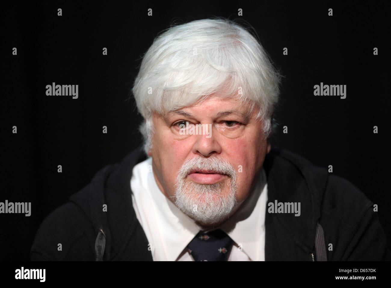 Défenseur des animaux canadien Paul Watson, libéré sur parole, hug lors d'une conférence de presse à Papageno Musique Théâtre Théâtre à Francfort-sur-Main, Allemagne, 13 juin 2012. L'actrice Américaine Pamela Anderson a promis sa solidarité avec Watson. Un mandat d'arrêt a été délivré pour lui au Costa Rica. Photo : FREDRIK VON ERICHSEN Banque D'Images