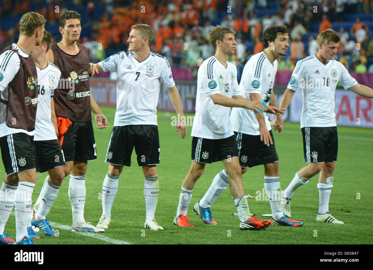 L'équipe de célébrer l'Allemagne après l'UEFA EURO 2012 groupe B match de  foot Pays-bas contre l'Allemagne au stade Metalist Kharkiv, en Ukraine, le  13 juin 2012. Photo : Marcus Brandt dpa (veuillez